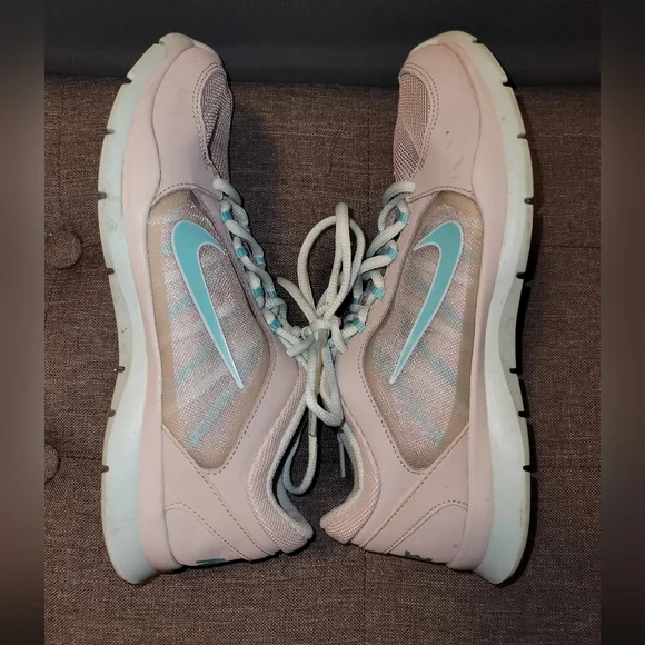 EUC NIKE Athletic Shoes in Light  Gray and Teal. Excellent Condition - Picture 5 of 8